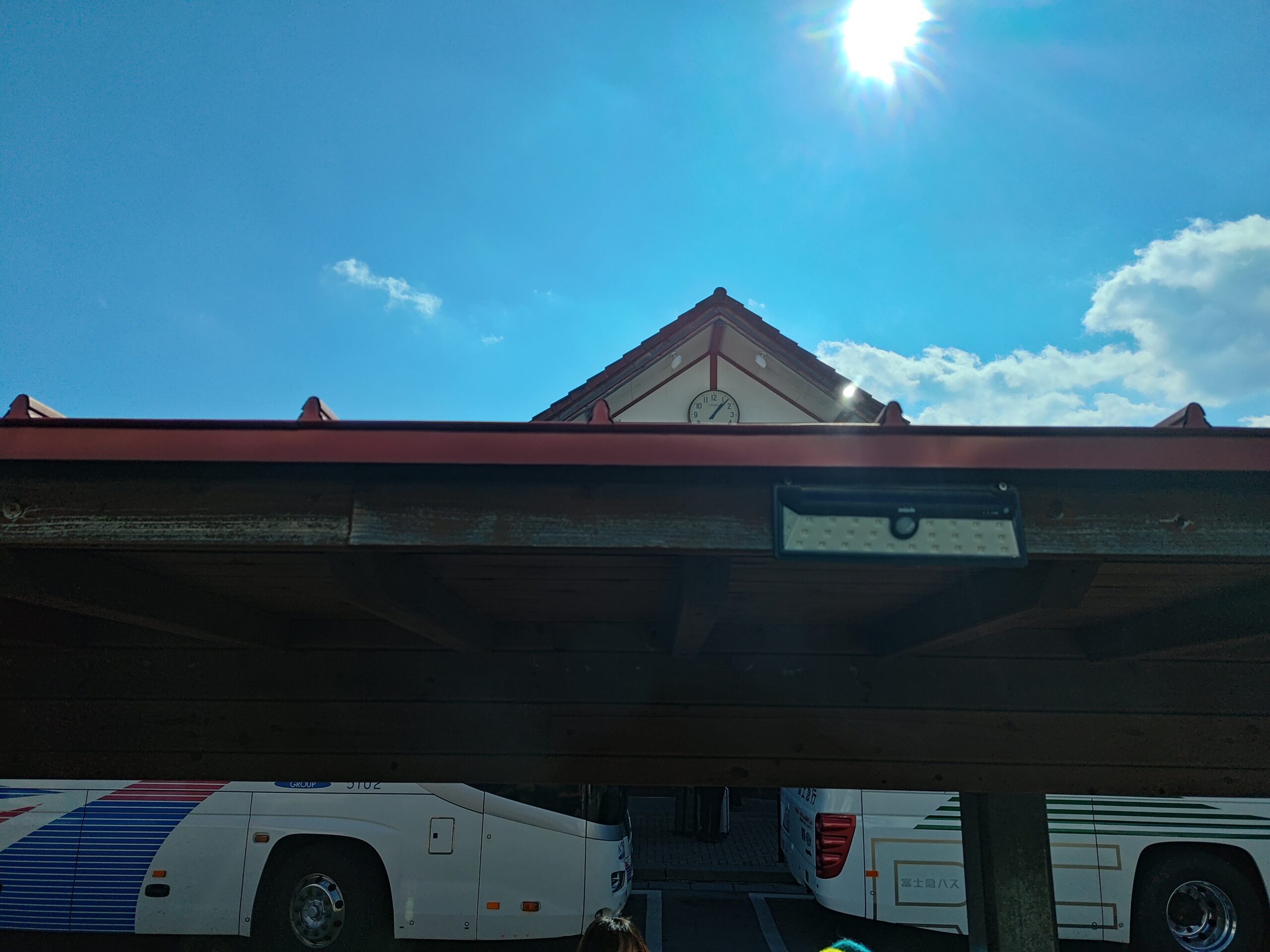 バスターミナルに停まる富士急バス