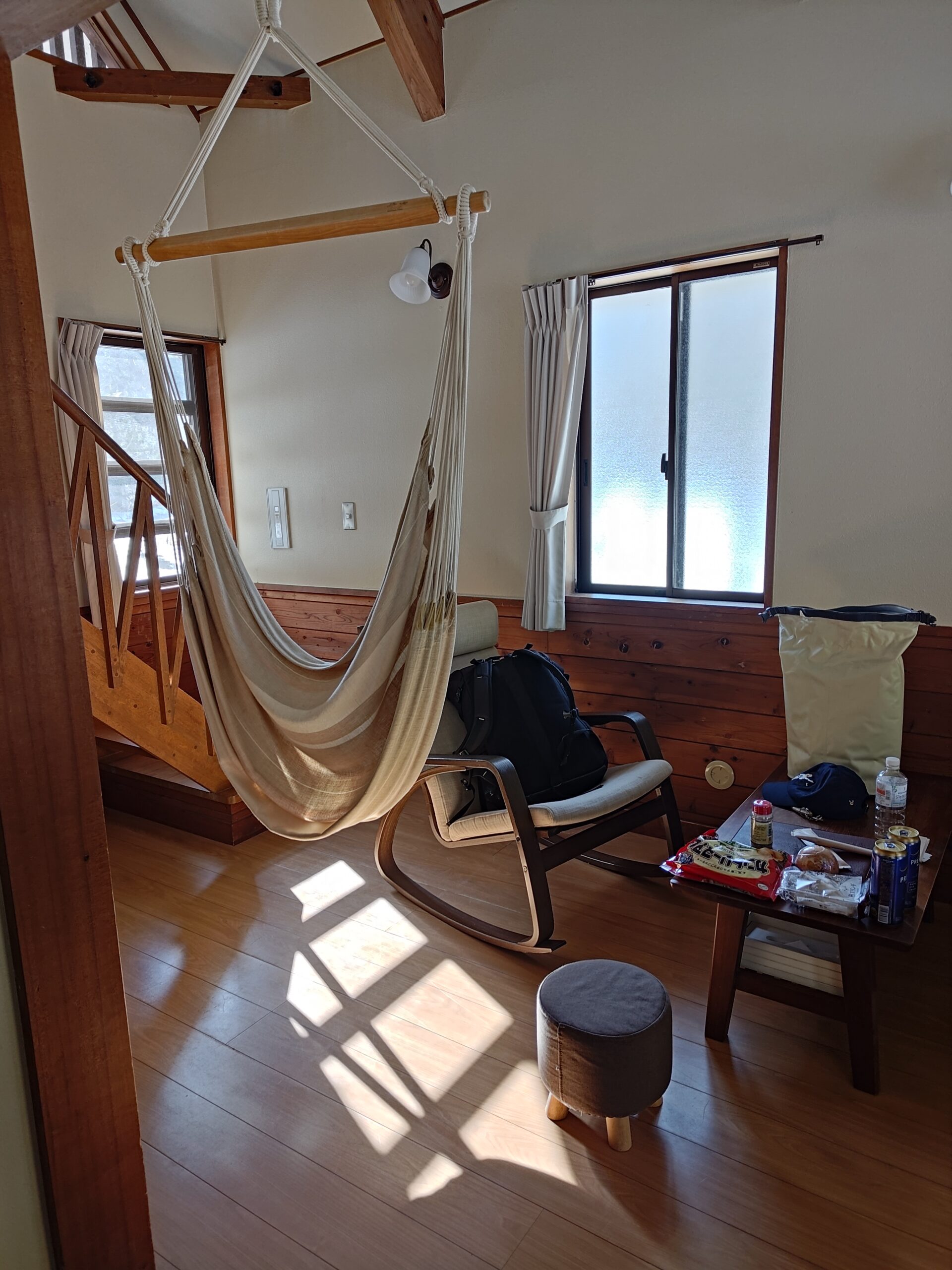 コテージ内部。ハンモックと木製のテーブル・椅子