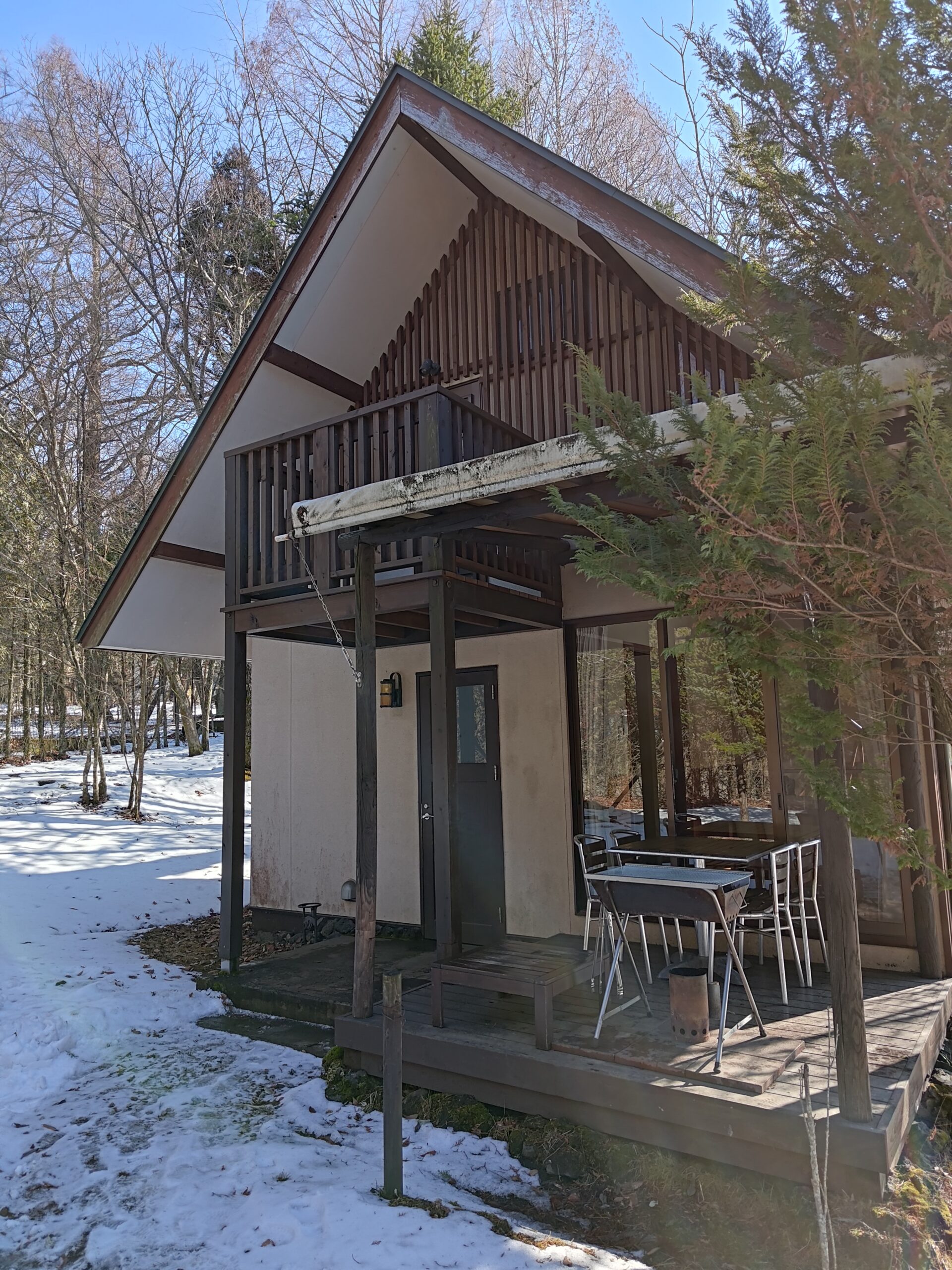 コテージTAKIBIの外観。雪の中の木造コテージ