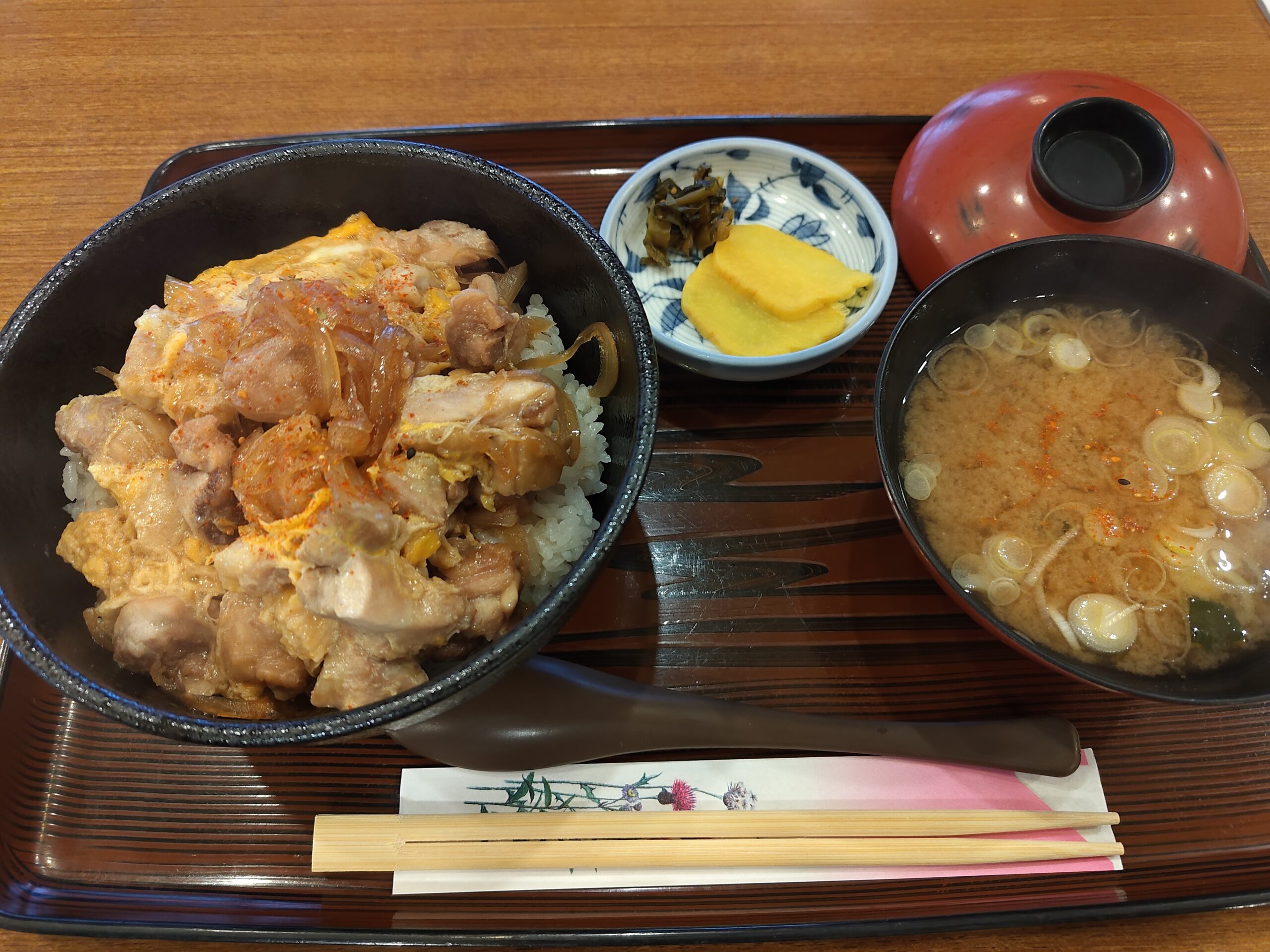 三楽園の親子丼定食。ボリュームたっぷり