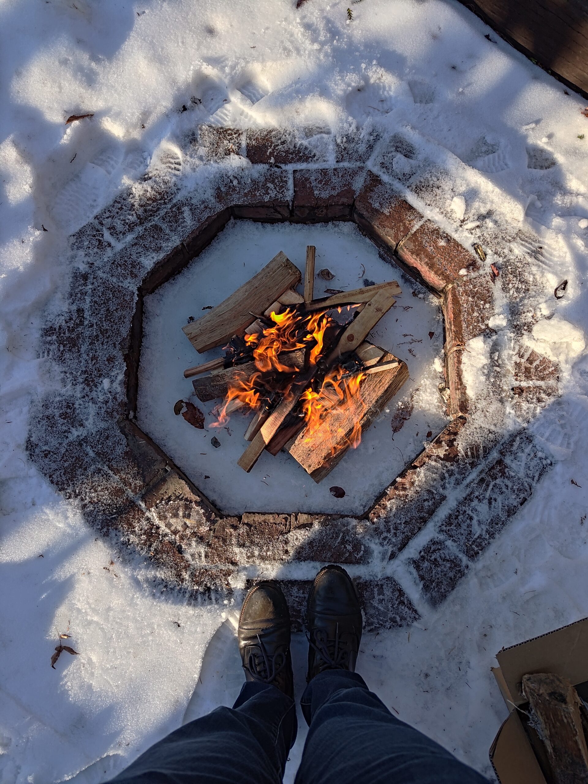 雪の中の焚き火台。白い雪に炎が映える