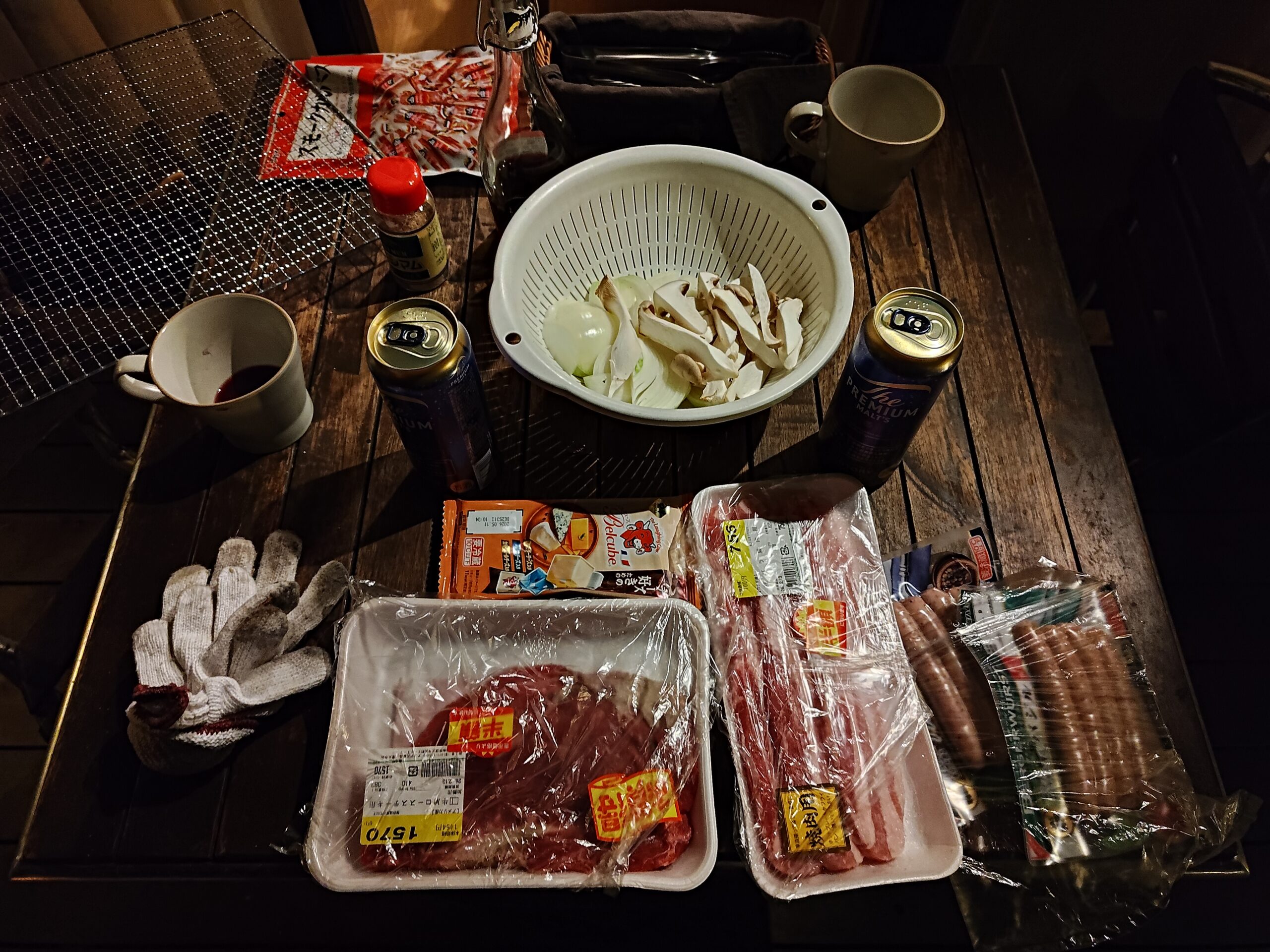 BBQ食材一式。牛肉、ウインナー、ベーコン、きのこ、玉ねぎ、ビール