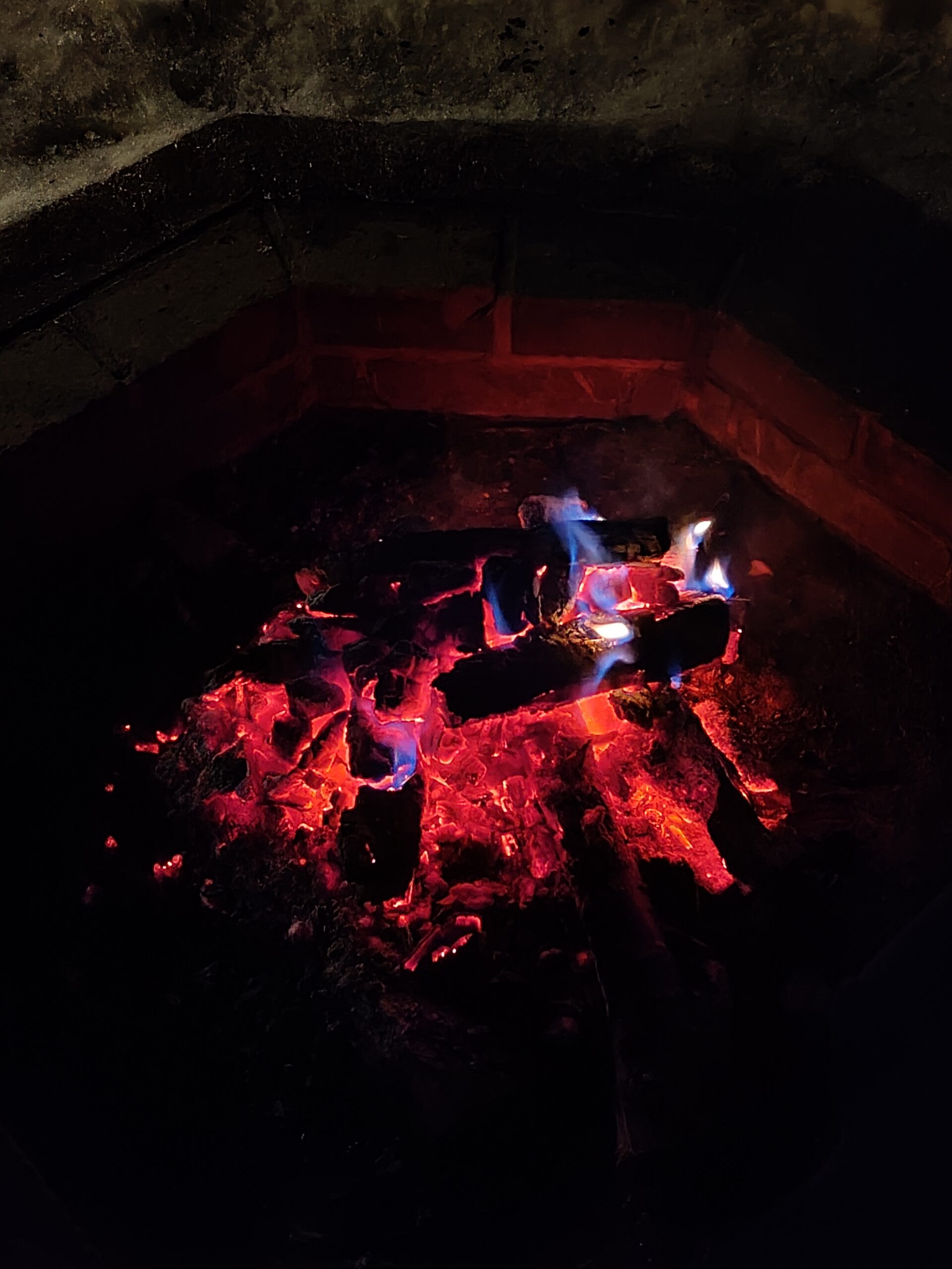 深夜の焚き火台。赤く光る残り火