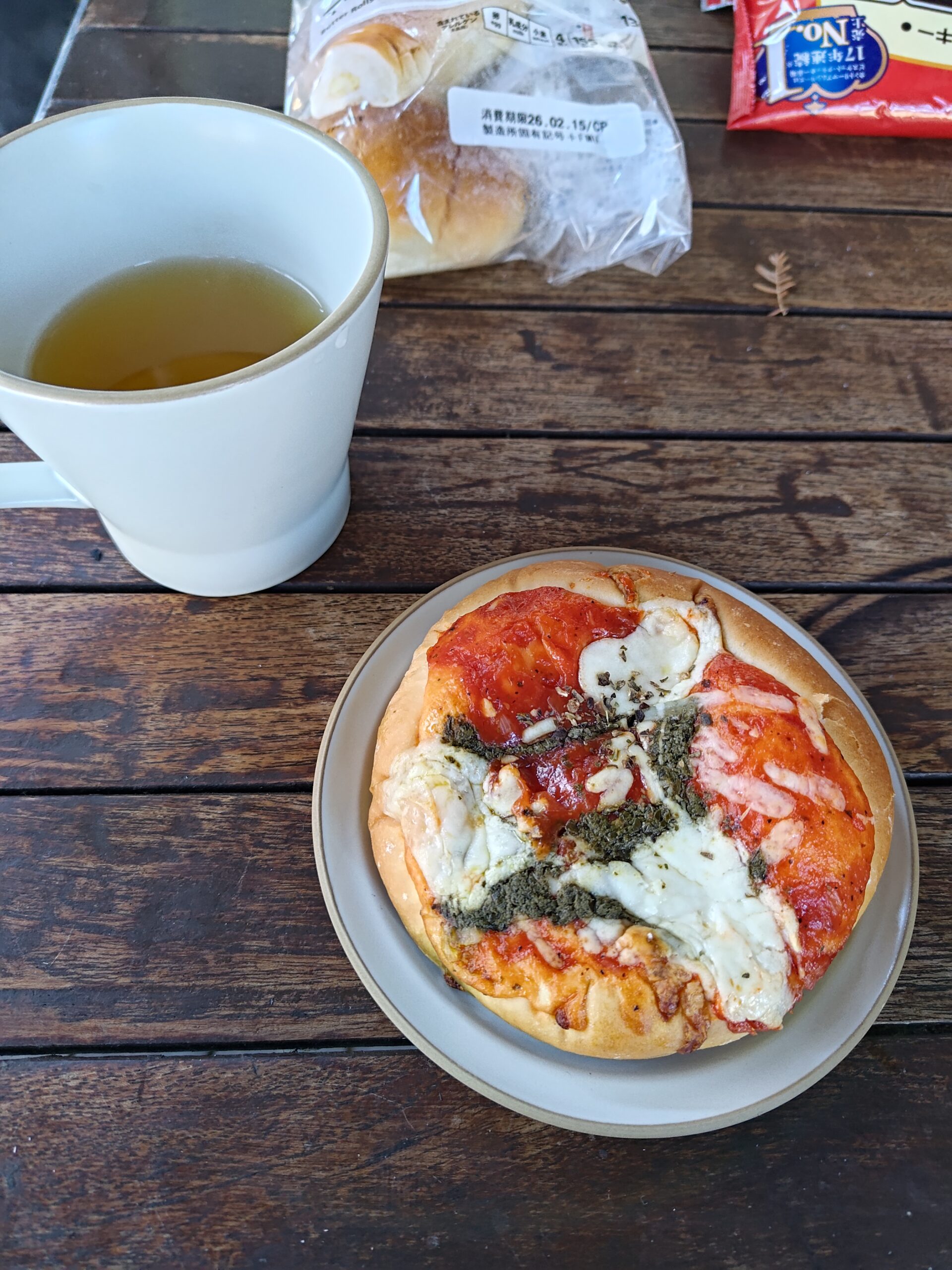 翌朝の朝食。セブンで買ったピザとパン
