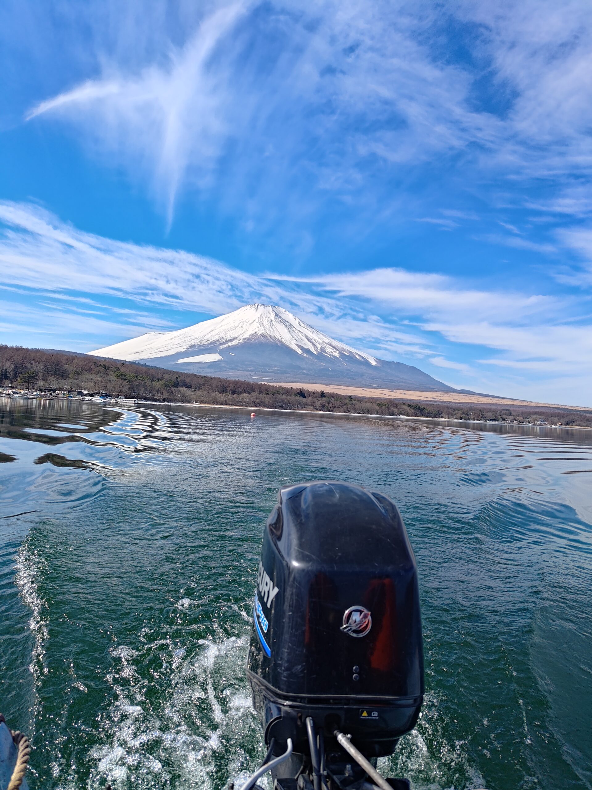 ワカサギ釣りの船から見た富士山。エンジンと雄大な富士