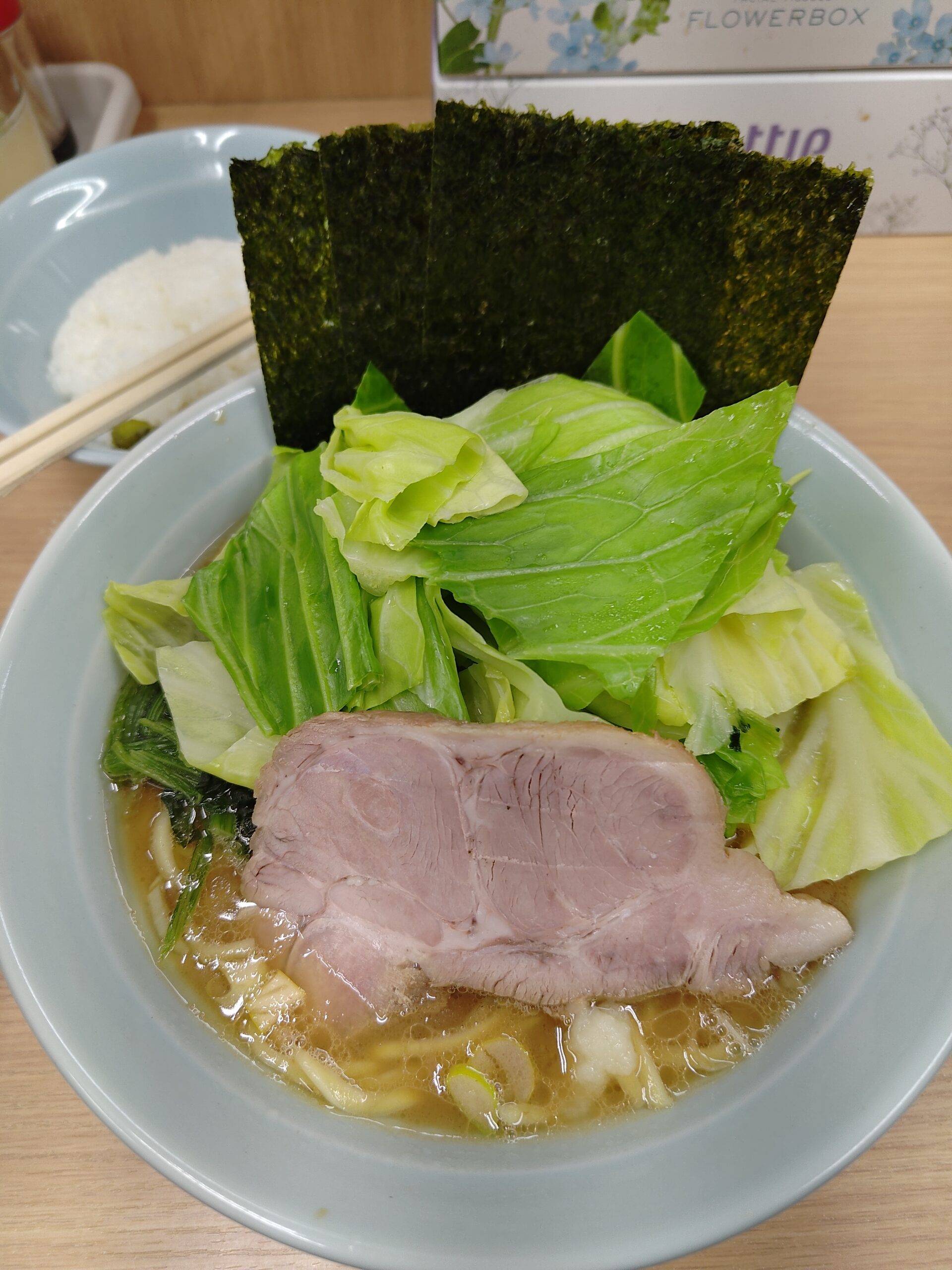 武蔵家の醤油ラーメン。チャーシュー、キャベツ、海苔