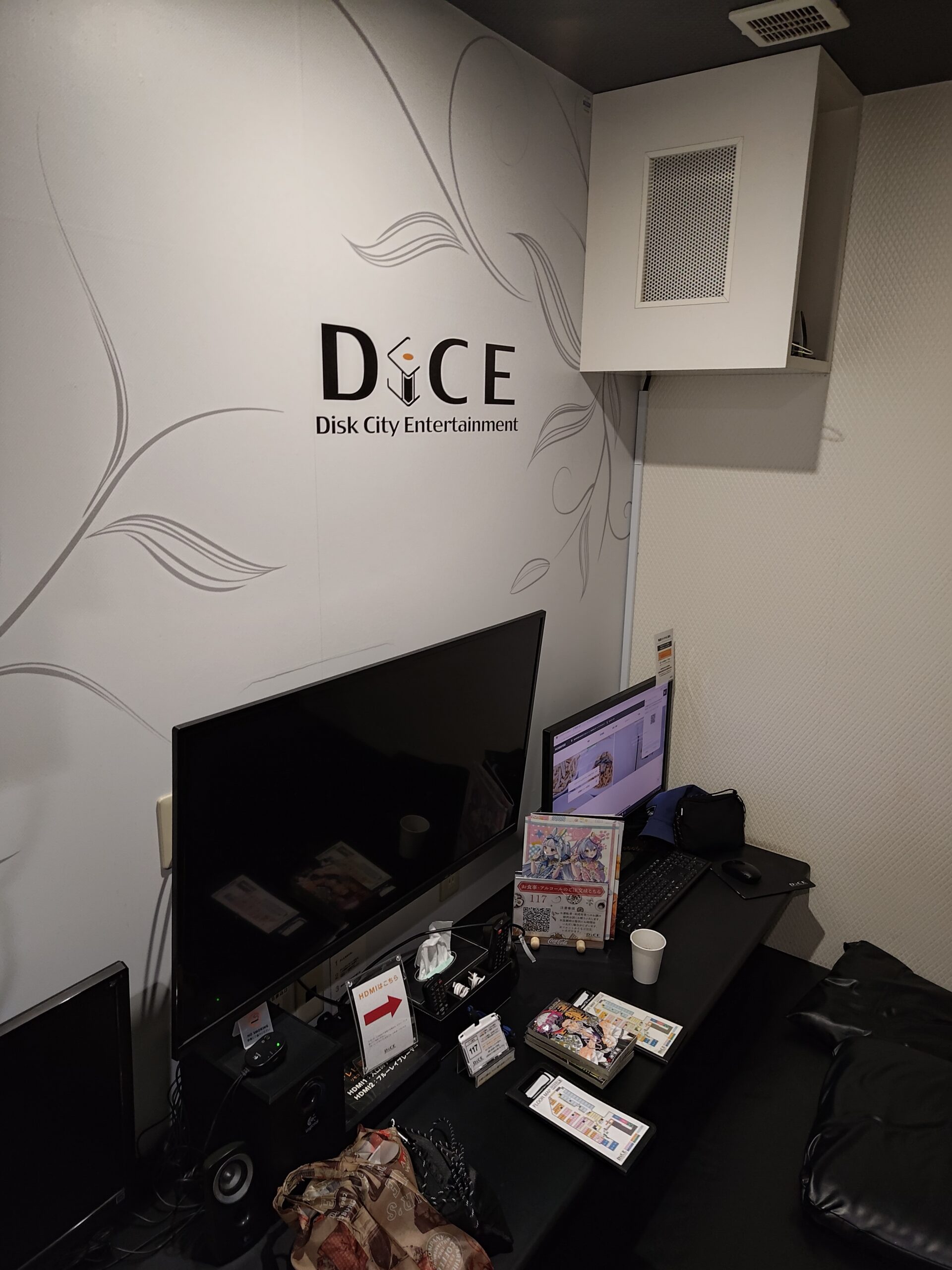 ブース内の様子。DiCEロゴ、大型モニター