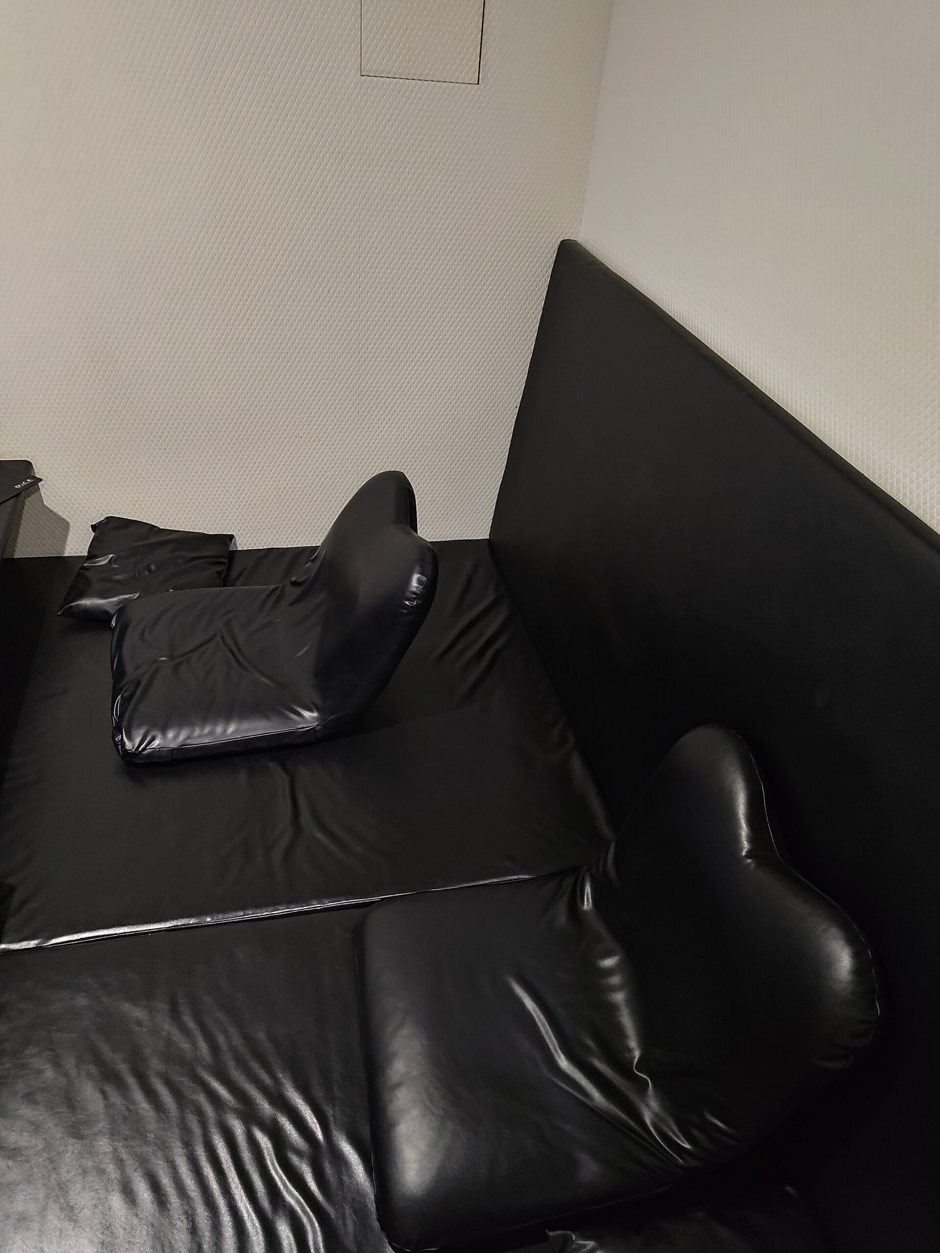 ゆったりとした黒革のソファ